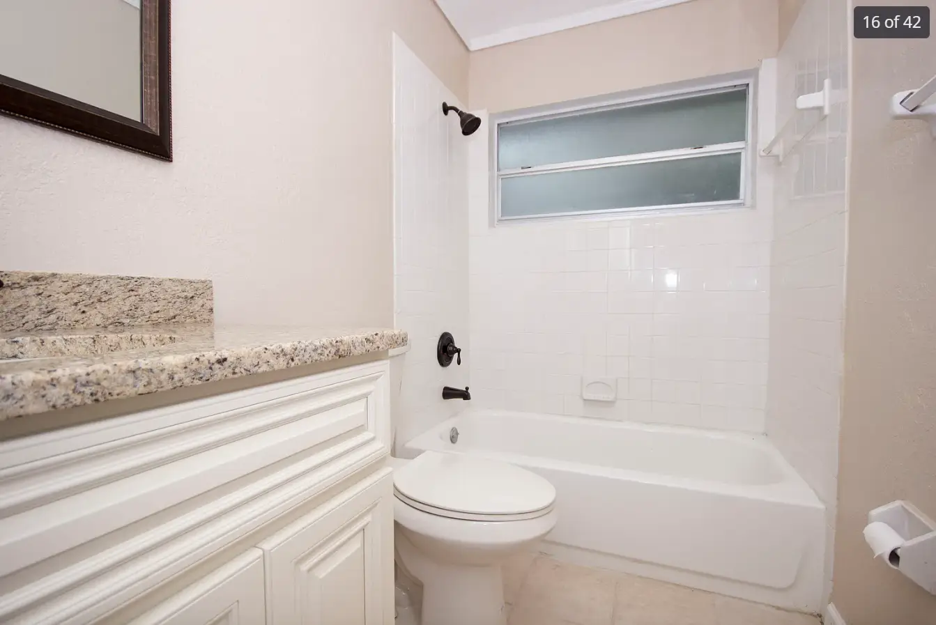 978-pinson-bath2 Shared Bath